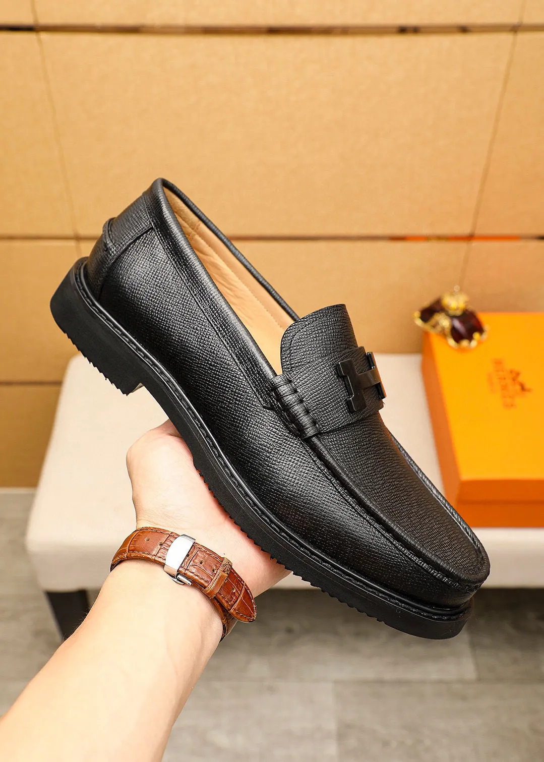Men's shoes 💰460 💐 Product trademark: HERMES "Hermès" casual leather shoes Regular size: 39-44 (38.45🉑️customized) Product materials: Selected imported first-layer cross-grain cowhide upper + luxury hardware buckle, imported water-dyed cowhide lining. Strong three-dimensional visual effect, non-slip and wear-resistant rubber outsole Color: 4⃣️colors available